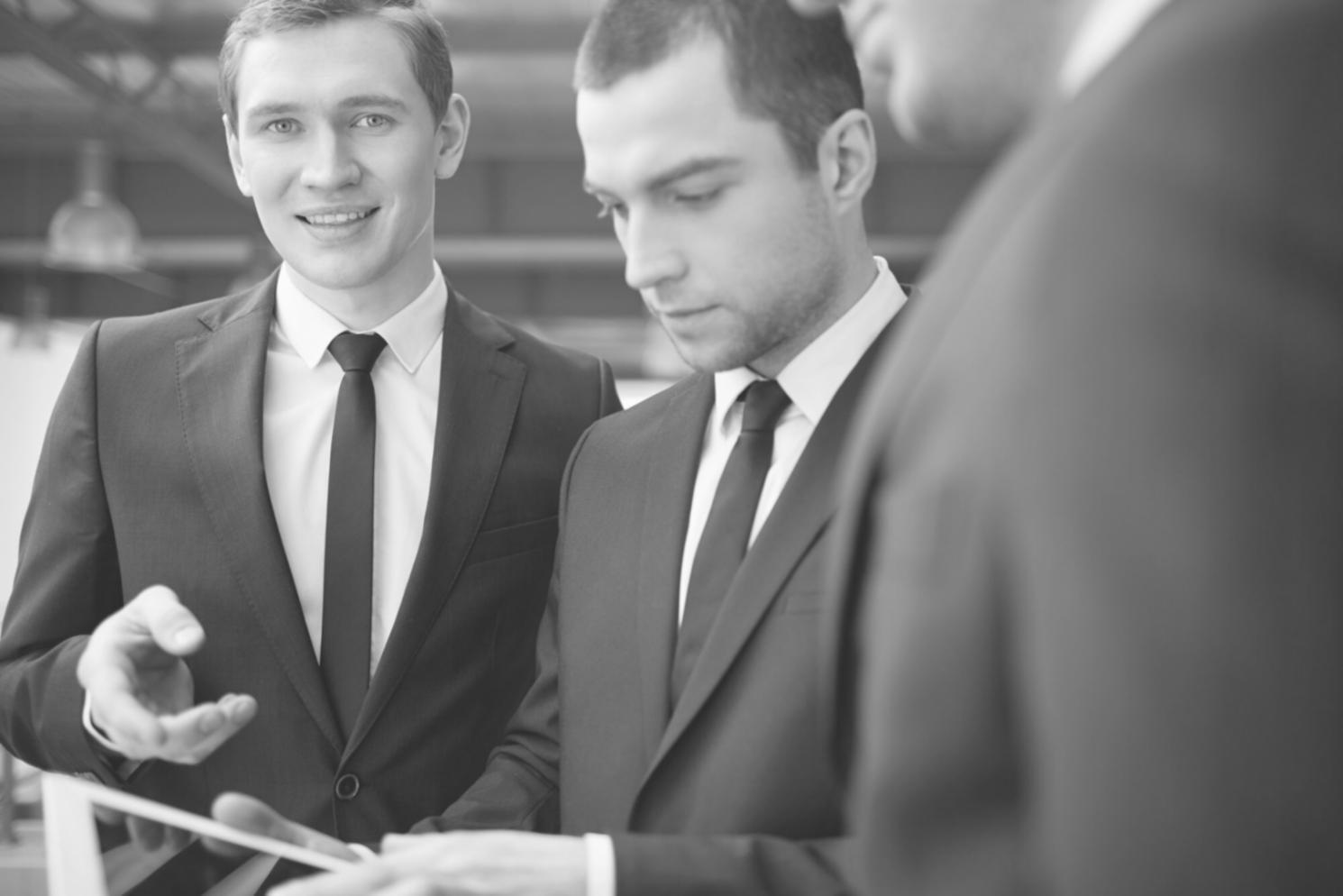 Professionnel travaillant sur des analyses financières