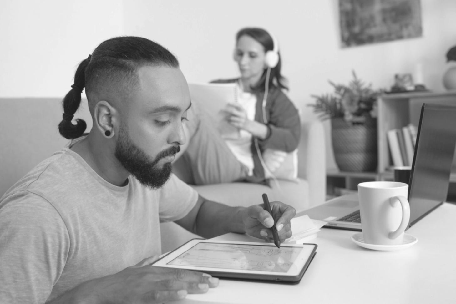 Groupe de professionnels collaborant sur des analyses financières